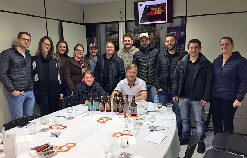 Galera reunida à mesa, troca de conhecimentos, boas cervejas... Mais um workshop na conta